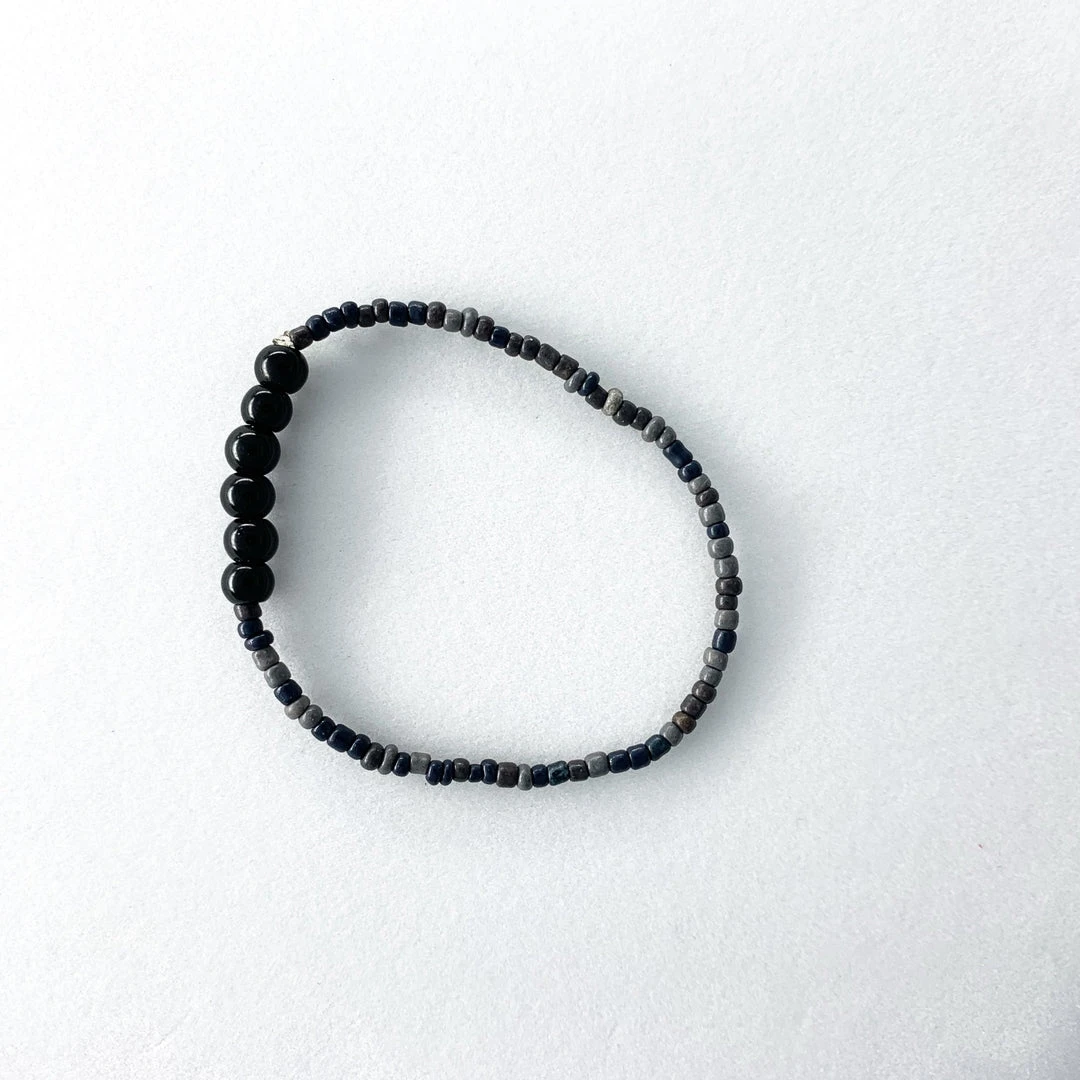 Mardi Gras Spot 7.5" Black & Grey Glass Bead Bracelet (Dozen) Mardi Gras Spot 7.5" Black & Grey Glass Bead Bracelet (Dozen)