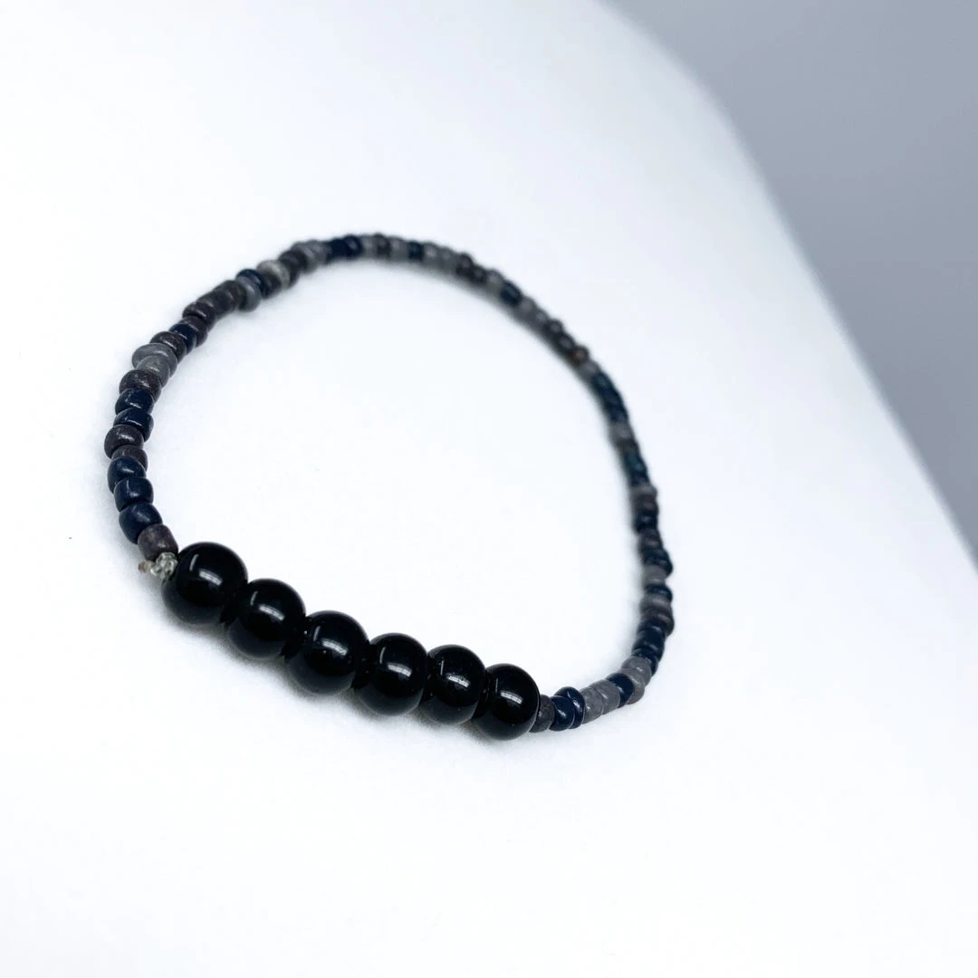 Mardi Gras Spot 7.5" Black & Grey Glass Bead Bracelet (Dozen) Mardi Gras Spot 7.5" Black & Grey Glass Bead Bracelet (Dozen)